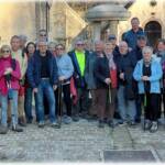 Le groupe pose devant l'église et la fontaine de Paron.