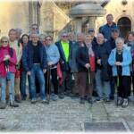 Le groupe pose devant l'église et la fontaine de Paron.