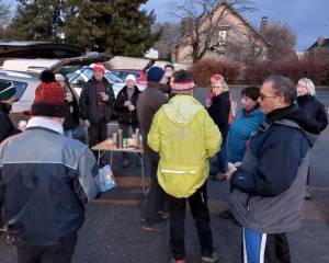Le pot d'amitié à la nuit tombante !  Vins chaud et chocolats offerts par notre amie Claudine et Madeleines préférées de Gérard offertes par Nelly !