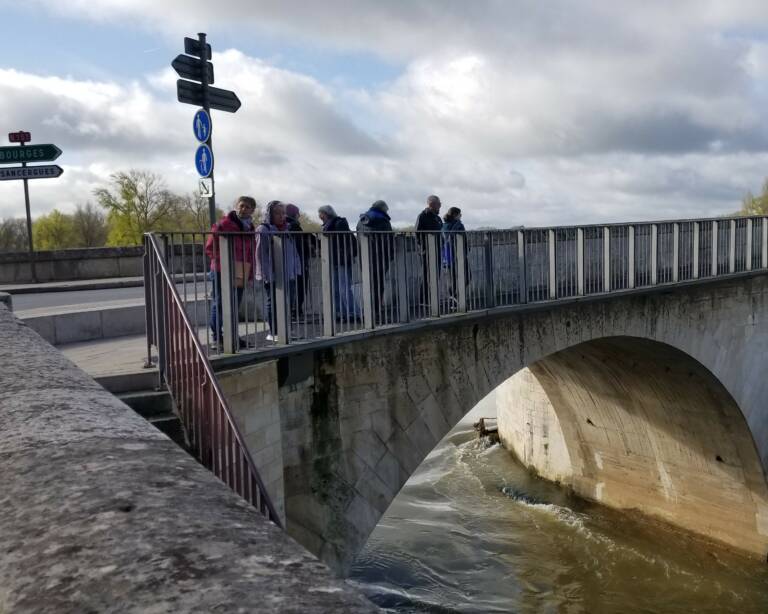 Les marcheurs sur le 1er pont sur la Loire à La Charité sur Loire